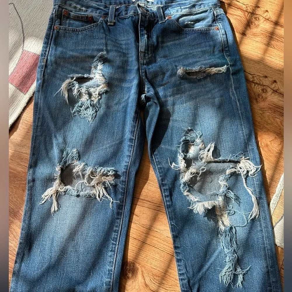 Madewell women’s distressed boyjean style jeans. Size 28.